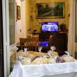 Perch� il sottano non � certo una �reggia�. Parliamo di un'unica stanza originaria che i residenti hanno diviso, attraverso pareti provvisorie, in tre ambienti che ospitano cucina-soggiorno, bagno e camera da letto